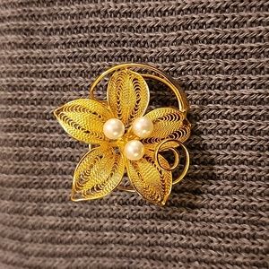 Gold Tone Filigree Mesh Faux Pearl Domed Flower Brooch